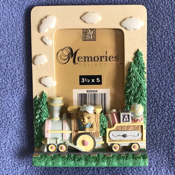 Photo frame- kids decor - NWOT holds 3”x5” photo - Picture 1 of 3